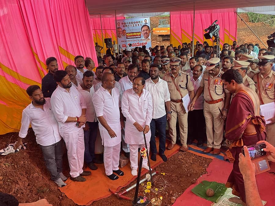 ಮುಡಿಪು ಕಂಬಳಪದವು ಎಂಬಲ್ಲಿ ನೂತನ ಅಗ್ನಿ ಶಾಮಕ ದಳ ಠಾಣೆಗೆ ಗೃಹಸಚಿವ ಜಿ.ಪರಮೇಶ್ವರ ಶಿಲಾನ್ಯಾಸ ನೆರವೇರಿಸಿದರು