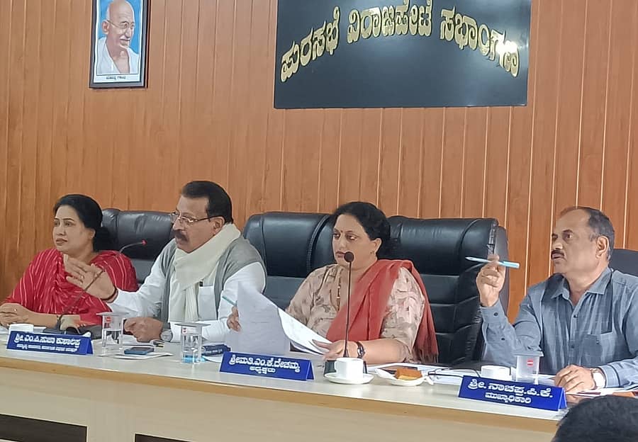 ವಿರಾಜಪೇಟೆ ಪುರಸಭೆಯ ಸಾಮಾನ್ಯ ಸಭೆಯು ಮಂಗಳವಾರ ಪುರಸಭೆಯ ಅಧ್ಯಕ್ಷೆ ದೇಚಮ್ಮ ಕಾಳಪ್ಪ ಅಧ್ಯಕ್ಷತೆಯಲ್ಲಿ ನಡೆಯಿತು. ವಿಧಾನ ಪರಿಷತ್‌ ಸದಸ್ಯ ಎಂ.ಸುಜಾ ಕುಶಾಲಪ್ಪ ಮಾತನಾಡಿದರು