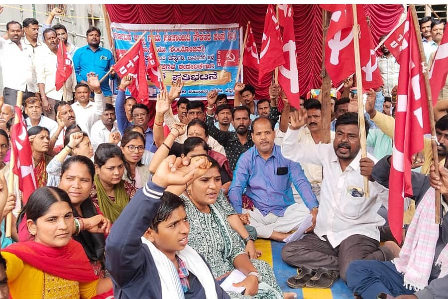 ಚನ್ನಗಿರಿಯ ತಾಲ್ಲೂಕು ಪಂಚಾಯಿತಿ ಕಚೇರಿ ಮುಂಭಾಗದಲ್ಲಿ ಗ್ರಾಮ ಪಂಚಾಯಿತಿ ನೌಕರರು ಹಾಗೂ ಅಂಗನವಾಡಿ ಕಾರ್ಯಕರ್ತೆಯರು ಬುಧವಾರ ಪ್ರತಿಭಟನೆ ನಡೆಸಿದರು