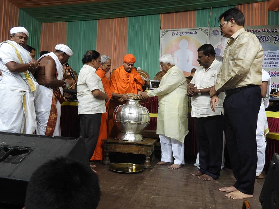 ಶ್ರವಣಬೆಳಗೊಳದ ಚಾವುಂಡರಾಯ ಸಭಾ ಮಂಟಪದಲ್ಲಿ ತ್ಯಾಗಿಗಳ ವರ್ಷಾಯೋಗ ಚಾತುರ್ಮಾಸ್ಯ ಕಲಶ ಸ್ಥಾಪನೆಯ ಕಾರ್ಯಕ್ರಮದಲ್ಲಿ ಸಚಿವರಾದ ಎಚ್.ಕೆ.ಪಾಟೀಲ, ಡಿ.ಸುಧಾಕರ್, ಚಾರುಕೀರ್ತಿ ಶ್ರೀಗಳು, ಸಿ.ಎನ್.ಬಾಲಕೃಷ್ಣ, ಸುಜಿತ್ ನಯನ ಪಾಲ್ಗೊಂಡಿದ್ದರು.