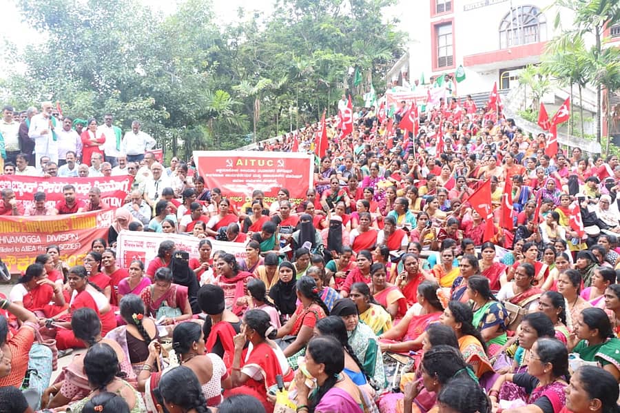 ಶಿವಮೊಗ್ಗದ ಜಿಲ್ಲಾಧಿಕಾರಿ ಕಚೇರಿ ಎದುರು ಬುಧವಾರ 18ಕ್ಕೂ ಹೆಚ್ಚು ಸಂಘಟನೆಗಳ ನೇತೃತ್ವದಲ್ಲಿ ನಡೆದ ಪ್ರತಿಭಟನಾ ಸಭೆಯಲ್ಲಿ ಎಚ್.ಆರ್.ಬಸವರಾಜಪ್ಪ ಮಾತನಾಡಿದರು