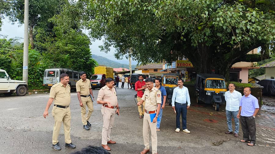 ಕಳಸದ ಮಹಾವೀರ ವೃತ್ತದ ಬಳಿ ಆಟೊ ನಿಲ್ದಾಣ ಸ್ಥಳಾಂತರ ಮಾಡುವಂತೆ ಡಿವೈಎಸ್‍ಪಿ ಬಾಲಾಜಿ ಸಿಂಗ್ ಸೂಚಿಸಿದರು