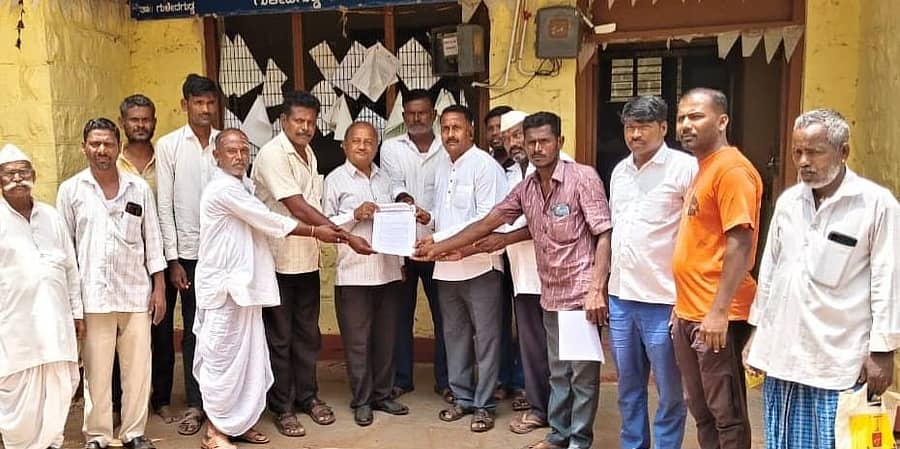 ಅಖಿಲ ಕರ್ನಾಟಕ ಕುಳುವ ಮಹಾಸಂಘ ತಾಲ್ಲೂಕು ಘಟಕ ವತಿಯಿಂದ ಸಮಾಜದ ಮುಖಂಡರು ತಹಶೀಲ್ದಾರ್‌ಗೆ  ಮನವಿ ಸಲ್ಲಿಸಿದರು 