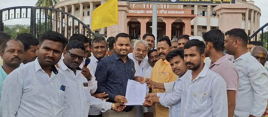 ಜಮಖಂಡಿಯ ಆಡಳಿತ ಸೌಧದ ಮುಂದೆ ಕುರಿಗಾಹಿಗಳು ತಹಶೀಲ್ದಾರ್‌ಗೆ ಮನವಿ ಸಲ್ಲಿಸಿದರು
