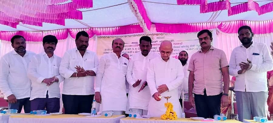 ಸೇಡಂ ಪಟ್ಟಣದ ಬಸವ ನಗರದ ಸರ್ಕಾರಿ ಮಾದರಿ ಪ್ರಾಥಮಿಕ ಶಾಲೆಯಲ್ಲಿ ನಿರ್ಮಿಸಲಾದ ನೂತನ 6 ಕೋಣೆಗಳನ್ನು ಉದ್ಘಾಟಿಸಿ ಕಾರ್ಯಕ್ರಮವನ್ನು ಸಚಿವ ಡಾ.ಶರಣಪ್ರಕಾಶ ಪಾಟೀಲ ಉದ್ಘಾಟಿಸಿದರು