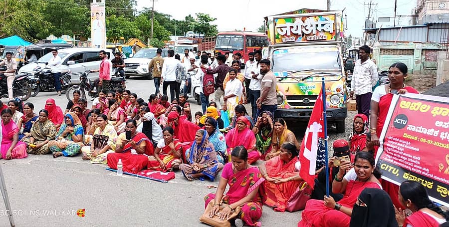 ಒಂಬತ್ತು ಬೇಡಿಕೆಗಳನ್ನು ಈಡೇರಿಸುವಂತೆ ಆಗ್ರಹಿಸಿ ಸಿಂದಗಿ ಪಟ್ಟಣದ ಡಾ.ಅಂಬೇಡ್ಕರ್ ವೃತ್ತದಲ್ಲಿ ಬುಧವಾರ ಅಂಗನವಾಡಿ ನೌಕರರ ಸಂಘದ ನೇತೃತ್ವದಲ್ಲಿ ಕಾರ್ಯಕರ್ತೆಯರು, ಸಹಾಯಕಿಯರು ರಸ್ತೆ ತಡೆ ನಡೆಸಿದರು
