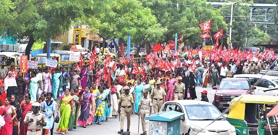 ತುಮಕೂರಿನಲ್ಲಿ ಬುಧವಾರ ಕಾರ್ಮಿಕರು, ಅಂಗನವಾಡಿ, ಆಶಾ ಕಾರ್ಯಕರ್ತೆಯರು ಪ್ರತಿಭಟನಾ ಮೆರವಣಿಗೆ ನಡೆಸಿದರು
