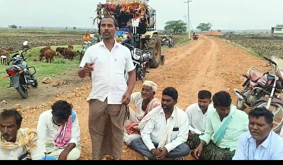 ಹುಣಸಗಿ ತಾಲ್ಲೂಕಿನ ತೆಗ್ಗೇಳ್ಳಿ ಗ್ರಾಮದ ಗ್ರಾಮಸ್ಥರು ರಸ್ತೆ ದುರಸ್ತಿಗೊಳಿಸಿರುವುದು