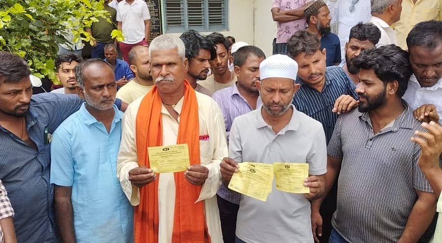 ಮುದಗಲ್ ಮೊಹರಂ ಹಬ್ಬದ ನಿಮಿತ್ತ ಕೋಟೆ ಮುಂಭಾಗದಲ್ಲಿ ಹಾಕಿರುವ ಅಂಗಡಿಗಳ ಭೂ ಬಾಡಿಗೆ ನಿಗದಿಗಿಂತ ಹೆಚ್ಚಿನ ಪ್ರಮಾಣದಲ್ಲಿ ವಸೂಲಿ ಮಾಡುವುದನ್ನು ವಿರೋಧಿಸಿ ವ್ಯಾಪಾರಸ್ಥರು ಪುರಸಭೆಗೆ ಮುತ್ತಿಗೆ ಹಾಕಿ ಆಕ್ರೋಶ ವ್ಯಕ್ತಪಡಿಸಿದರು