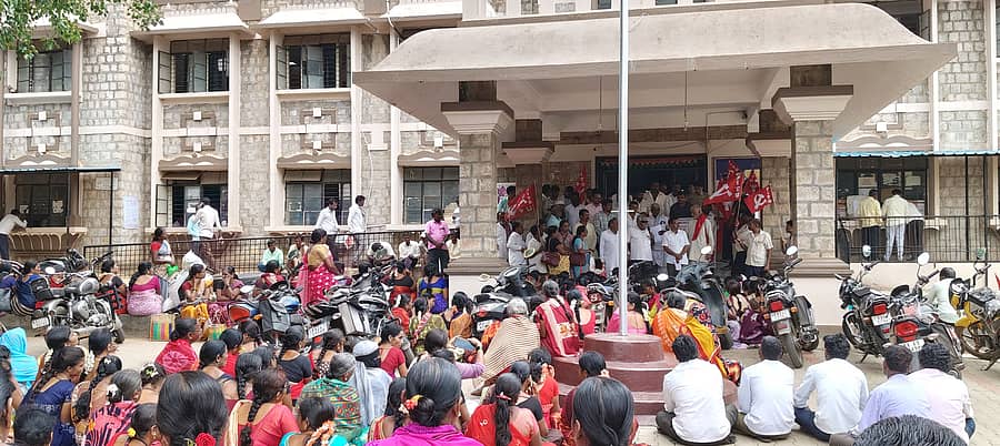 09-ಸವದತ್ತಿ-01ಎ: ಕಾರ್ಮಿಕ ಕಾನೂನು ತಿದ್ದುಪಡಿ ವಿರೋಧಿಸಿ ವಿವಿಧ ಸಂಘಟನೆಗಳಿAದ ಪ್ರತಿಭಟನೆ ನಡೆಯಿತು.