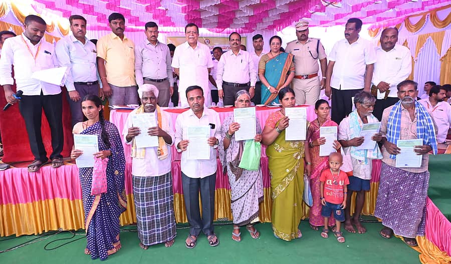 ಮಧುಗಿರಿ ತಾಲ್ಲೂಕು ಕಚೇರಿ ಆವರಣದಲ್ಲಿ ಕಂದಾಯದ ಗ್ರಾಮದ ಹಕ್ಕು ಪತ್ರಗಳನ್ನು ಸಹಕಾರ ಸಚಿವ ಕೆ.ಎನ್.ರಾಜಣ್ಣ ವಿತರಿಸಿದರು