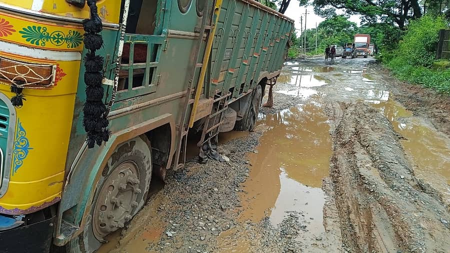 ಅಳ್ನಾವರದ ಮಧ್ಯೆ ಭಾಗದ ರಾಷ್ಟ್ರೀಯ ಹೆದ್ದಾರಿಯಲ್ಲಿ ರಸ್ತೆ ಅಗೆದಿದ್ದು ವಾಹನ ಸಂಚಾರಕ್ಕೆ ತೊಂದರೆಯಾಗಿದೆ