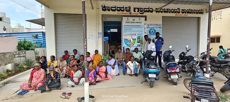 ಬಂಗಾರಪೇಟೆ ತಾಲ್ಲೂಕಿನ ಕಾರಹಳ್ಳಿ ಗ್ರಾಮ ಪಂಚಾಯಿತಿ ಕಾರ್ಯಾಲಯದ ಮುಂದೆ ನೆರ್ನಹಳ್ಳಿ ಗ್ರಾಮಸ್ಥರ ಪ್ರತಿಭಟನೆ
