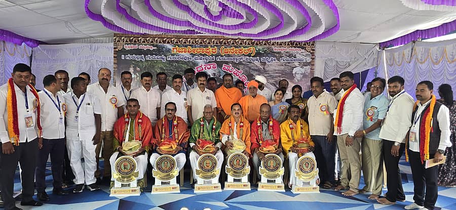 ಆನೇಕಲ್ನ ಶ್ರೀರಾಮಕುಟಿರದಲ್ಲಿ ಶ್ರೀ ರೇಣುಕಾರಾಧ್ಯ ಕಲಾವಿದರ ಬಳಗ ಮತ್ತು ಆನೇಕಲ್ ಚಂದ್ರ ಸೇವಾ ಟ್ರಸ್ಟ್ ವತಿಯಿಂದ ಗುರುವಂದನ ಮಹೋತ್ಸವದ ಪ್ರಯುಕ್ತ ರಂಗಭೂಮಿಯ ಗುರುಗಳಿಗೆ ಅಭಿನಂದನೆ ಸಲ್ಲಿಸಲಾಯಿತು