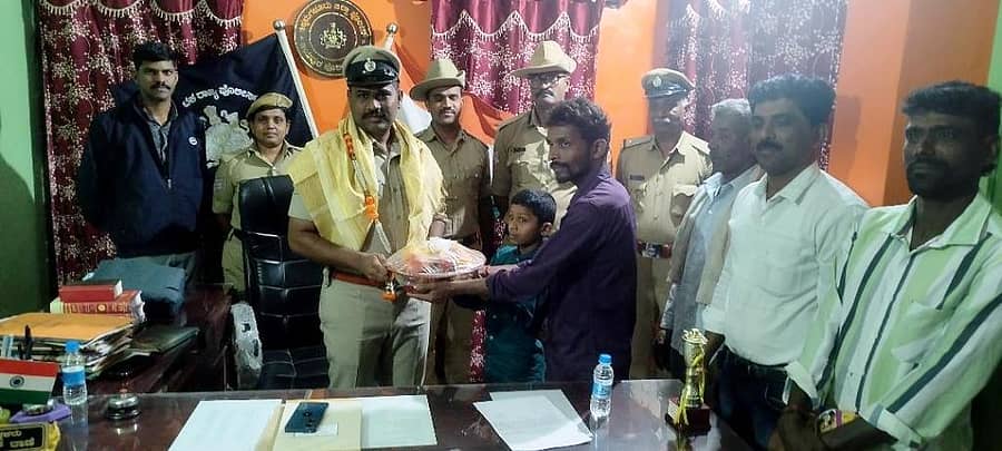 ನಾಪತ್ತೆಯಾಗಿದ್ದ ಬಾಲಕನನ್ನು ಪತ್ತೆಹಚ್ಚಿದ ಬಾಳೆಹೊನ್ನೂರು ಸಮೀಪದ ಜಯಪುರ ಠಾಣಾಧಿಕಾರಿ ಅಂಬರೀಷ್ ಅವರನ್ನು ಪೋಷಕರು ಗೌರವಿಸಿದರು