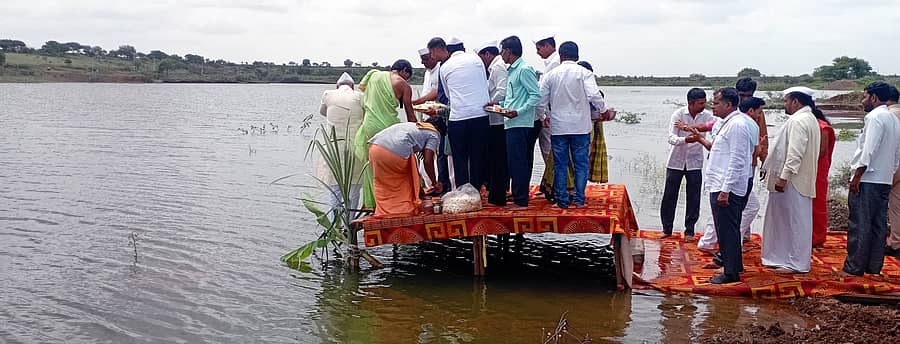 ಹೊರ್ತಿಯ ಕೆರೆಯ ಆವರಣದಲ್ಲಿ ಬುಧವಾರ ಶಾಸಕ ಯಶವಂತರಾಯಗೌಡ ಪಾಟೀಲ ವಿಶೇಷ ಪೂಜೆ ಸಲ್ಲಿಸಿ, ಬಾಗಿನ ಅರ್ಪಿಸಿದರು