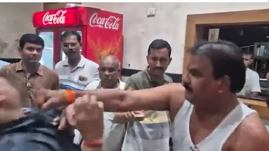 <div class="paragraphs"><p>ಹಳಸಿದ ಆಹಾರ ನೀಡಿದ್ದಕ್ಕೆ ಕ್ಯಾಂಟೀನ್ ಸಿಬ್ಬಂದಿಗೆ ಥಳಿಸಿದ ಶಿವಸೇನಾ ಶಾಸಕ</p></div>