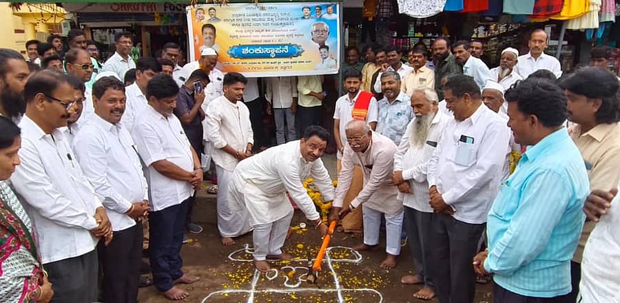 ಸಿಂದಗಿ ಪಟ್ಟಣದ ಪುರಸಭೆ ಆವರಣದಲ್ಲಿ ಸಂಸದ ರಮೇಶ ಜಿಗಜಿಣಗಿ, ಶಾಸಕ ಅಶೋಕ ಮನಗೂಳಿ ಜಂಟಿಯಾಗಿ ಅಮೃತ 2.0 ಯೋಜನೆಯಡಿ ಸಿಂದಗಿ ಪಟ್ಟಣಕ್ಕೆ ಕುಡಿಯುವ ನೀರು ಸರಬರಾಜು ವಿತರಣಾ ವ್ಯವಸ್ಥೆ ಕಲ್ಪಿಸುವ ಕಾಮಗಾರಿಗೆ ಭೂಮಿಪೂಜೆ ನೆರವೇರಿಸಿದರು