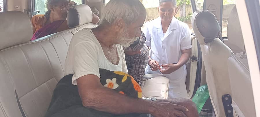 ಹನೂರು ತಾಲೂಕಿನ ಕೊಪ್ಪ ಗ್ರಾಮದಲ್ಲಿ ಆನೆ ದಾಳಿಗೆ ತುತ್ತಾಗಿ ಗಾಯಗೊಂಡಿದ್ದ ಮಾದೇವ ಎಂಬುವವರನ್ನು ಖಾಸಗಿ ವಾಹನದ ಮೂಲಕ ಆಸ್ಪತ್ರೆಗೆ ಕಳುಹಿಸಿಕೊಡಲಾಯಿತು.