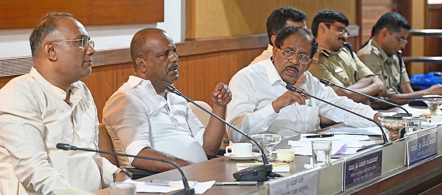 ಮಂಗಳೂರಿನಲ್ಲಿ ಬುಧವಾರ ನಡೆದ ಸೌಹಾರ್ದ ಸಭೆಯಲ್ಲಿ ಜಿ.ಪರಮೇಶ್ವರ ಮಾತನಾಡಿದರು. ದಿನೇಶ್ ಗುಂಡೂರಾವ್, ಯು.ಟಿ. ಖಾದರ್, ಕ್ಯಾ.ಬ್ರಿಜೇಶ್ ಚೌಟ, ಸುಧೀರ್ ಕುಮಾರ್ ರೆಡ್ಡಿ, ಅರುಣ್ ಕೆ. ಭಾಗವಹಿಸಿದ್ದರು ಪ್ರಜಾವಾಣಿ ಚಿತ್ರ