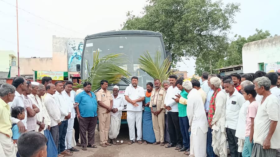 ಬಸವನಬಾಗೇವಾಡಿ - ಯಂಭತ್ನಾಳ ನೇರ ಬಸ್ ಸಂಚಾರ ಸೇವೆ ಆರಂಭಿಸಿರುವ ಹಿನ್ನೆಲೆಯಲ್ಲಿ ಮಂಗಳವಾರ ಗ್ರಾಮಕ್ಕೆ ಪ್ರಥಮ ಬಾರಿಗೆ ಆಗಮಿಸಿದ ಬಸ್ ಅನ್ನು ಯಂಭತ್ನಾಳ ಗ್ರಾಮದಲ್ಲಿ ನೂರಾರು ಗ್ರಾಮಸ್ಥರು ಪೂಜೆ ಸಲ್ಲಿಸಿ ಸಂಭ್ರಮದಿಂದ ಸ್ವಾಗತಿಸಿದರು