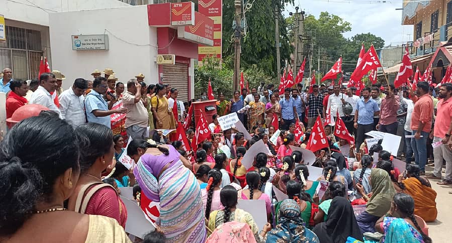 ಕೋಲಾರದಲ್ಲಿ ಬುಧವಾರ ವಿವಿಧ ಕಾರ್ಮಿಕ ಸಂಘಟನೆಗಳ ಮುಖಂಡರು, ಕಾರ್ಮಿಕರು ಪ್ರತಿಭಟನೆ ನಡೆಸಿದರು
