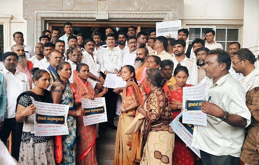 ಹೊಸಪೇಟೆಯಲ್ಲಿ ಬುಧವಾರ ರಾಜ್ಯ ಅಲೆಮಾರಿ ಅಭಿವೃದ್ಧಿ ನಿಗಮದ ಅಧ್ಯಕ್ಷರ ವಜಾಕ್ಕೆ ಆಗ್ರಹಿಸಿ ಮನವಿ ಸಲ್ಲಿಸಲಾಯಿತು