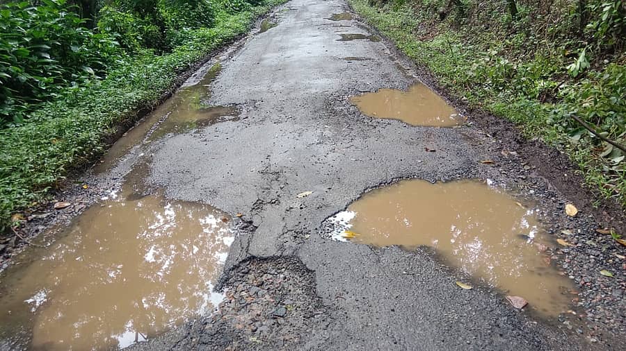 ಸುಂಟಿಕೊಪ್ಪ ಸಮೀಪದ ಗುಂಡುಗುಟ್ಟಿಯಿಂದ ನಾಕೂರು ಗ್ದಾಮಕ್ಕೆ ತೆರಳುವ ರಸ್ತೆ ಸಂಪೂರ್ಣ ಹದಗೆಟ್ಟಿರುವುದು‌