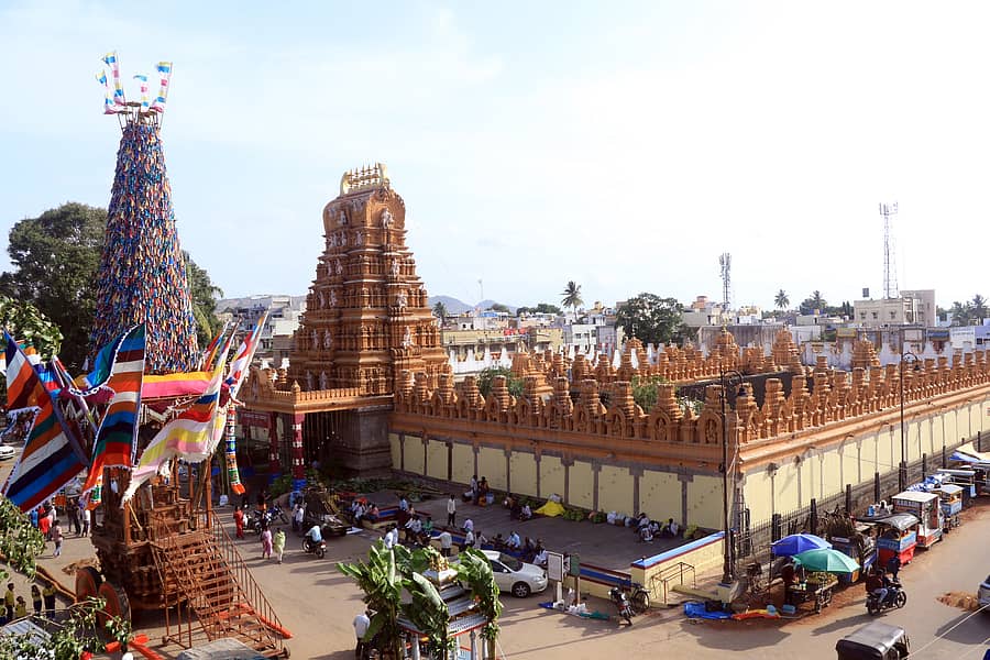 ಜುಲೈ 10ರಂದು ಚಾಮರಾಜೇಶ್ವರ ಸ್ವಾಮಿಯ ಮಹಾ ರಥೋತ್ಸವ ನಡೆಯುತ್ತಿದ್ದು ಐತಿಹಾಸಿಕ ಚಾಮರಾಜೇಶ್ವರ ದೇವಸ್ಥಾನ ಸಿಂಗಾರಗೊಂಡಿದೆ 