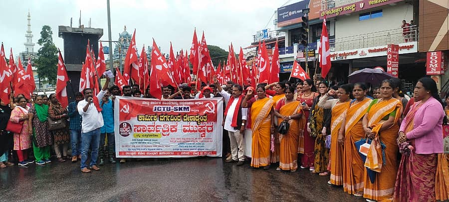 ಕುಶಾಲನಗರದಲ್ಲಿ ವಿವಿಧ ಬೇಡಿಕೆ ಈಡೇರಿಕೆಗೆ ಒತ್ತಾಯಿಸಿ ಸಿಐಟಿಯು ಸಂಘಟನೆ ನೇತೃತ್ವದಲ್ಲಿ ವಿವಿಧ ಕಾರ್ಮಿಕ ಸಂಘಟನೆಗಳ ನೌಕರರು ಬುಧವಾರ ಪ್ರತಿಭಟನೆ ನಡೆಸಿದರು.
