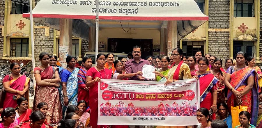 ಚಿತ್ತಾಪುರ ತಾಲ್ಲೂಕಿನ ಅಂಗನವಾಡಿ ನೌಕರರು ವಿವಿಧ ಬೇಡಿಕೆ ಈಡೇರಿಸುವಂತೆ ಒತ್ತಾಯಿಸಿ ಬುಧವಾರ ಮುಷ್ಕರ ನಡೆಸಿ ತಹಶೀಲ್ದಾರ್ ನಾಗಯ್ಯ ಹಿರೇಮಠ ಅವರಿಗೆ ಸಲ್ಲಿಸಿದರು