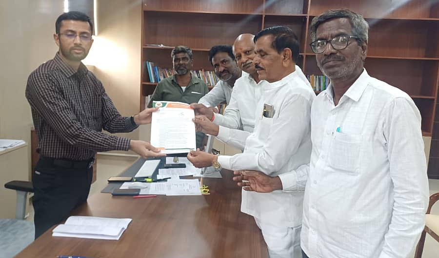 ಮಾನ್ವಿಯ ಬಿಜೆಪಿ ಮುಖಂಡರು ಬುಧವಾರ ರಾಯಚೂರಿನಲ್ಲಿ ಜಿಲ್ಲಾಧಿಕಾರಿ ನಿತೀಶ್ ಕೆ ಅವರಿಗೆ ಮನವಿ ಪತ್ರ ಸಲ್ಲಿಸಿದರು