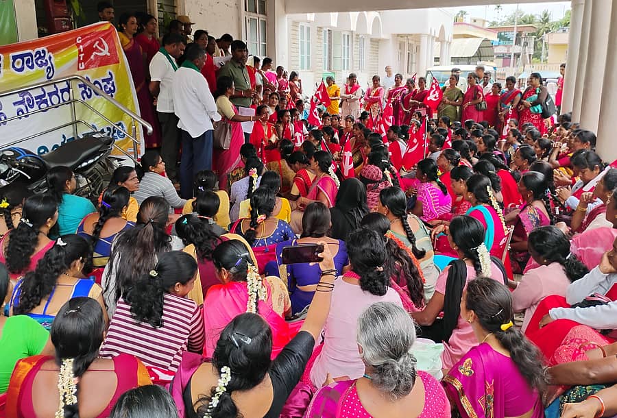 ಪಿರಿಯಾಪಟ್ಟಣದಲ್ಲಿ ಬುಧವಾರ ಸಿಐಟಿಯು ಕಾರ್ಮಿಕ ಸಂಘಟನೆಯ ನೇತೃತ್ವದಲ್ಲಿ ನಡೆದ ಮುಷ್ಕರದಲ್ಲಿ ಭಾಗವಹಿಸಿದ್ದ ಪ್ರತಿಭಟನಾಕಾರರು ತಹಶೀಲ್ದಾರ್ ನಿಸರ್ಗ ಪ್ರಿಯ ಅವರಿಗೆ ಮನವಿ ಸಲ್ಲಿಸಿದರು