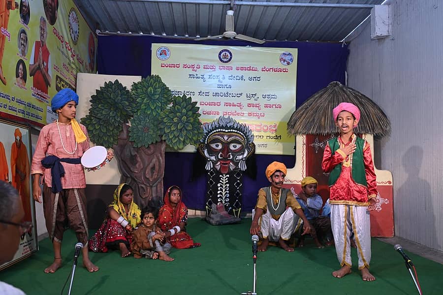 ಕಮ್ಮಟದಲ್ಲಿ ‘ಬಂಜಾರ ಬದುಕು ಬವಣೆ’ ನಾಟಕ ಪ್ರದರ್ಶಿಸಿದ ಶಿಬಿರಾರ್ಥಿಗಳು