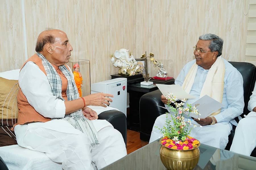 ರಾಜನಾಥ ಸಿಂಗ್ ಅವರೊಂದಿಗೆ ಸಿದ್ದರಾಮಯ್ಯ ಚರ್ಚಿಸಿದರು. 