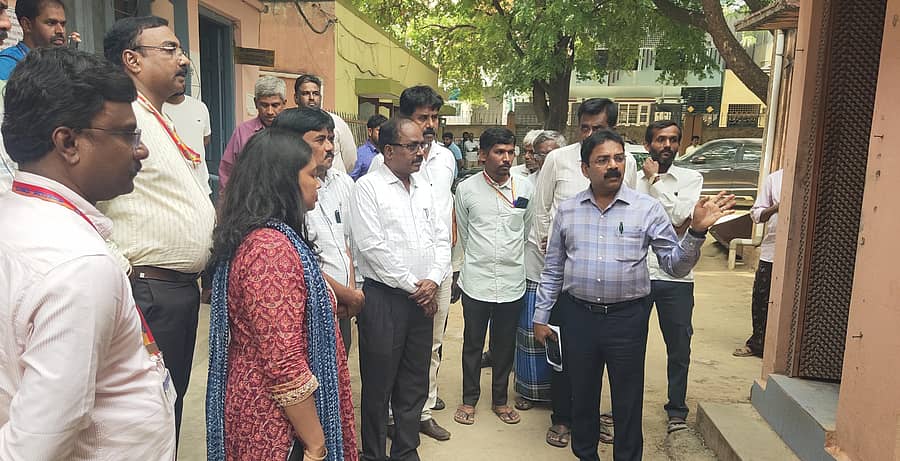 ಬಾಗೇಪಲ್ಲಿ ಪುರಸಭೆ ಕಚೇರಿ ಸಾರ್ವಜನಿಕ ಶೌಚಾಲಯಗಳನ್ನು ಸ್ವಚ್ಛತೆ ಮಾಡಿಸುವಂತೆ ಜಿಲ್ಲಾಧಿಕಾರಿ ಪಿ.ಎನ್.ರವೀಂದ್ರ ಅಧಿಕಾರಿಗಳಿಗೆ ಸೂಚನೆ ನೀಡಿದರು 