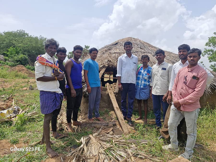 ರಾಯಚೂರು ತಾಲ್ಲೂಕಿನ ಡಿ.ರಾಂಪೂರದ ಪರಮೇಶ್ವರ ಬೆಟ್ಟದಲ್ಲಿ ಓಡಾಡುತ್ತಿರುವ ಚಿರತೆ ಬುಧವಾರ ಆಹಾರ ಹುಡುಕುತ್ತಾ ತಾಯಪ್ಪ ಅವರ ಗುಡಿಸಲಿಗೆ ಬಂದು ಎರಡು ಕುರಿಗಳನ್ನು ಹೊತ್ತೊಯ್ದಿದೆ
