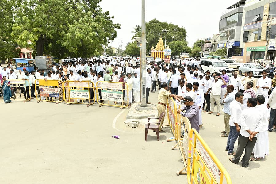 ರಾಬಕೊವಿ ನಿರ್ದೇಶಕ ಸ್ಥಾನದ ಚುನಾವಣೆ ಹಿನ್ನೆಲೆಯಲ್ಲಿ ಒಕ್ಕೂಟದ ಕೇಂದ್ರ ಕಚೇರಿಯ ಹೊರಗೆ ಜಮಾಯಿಸಿದ್ದ ಜನ