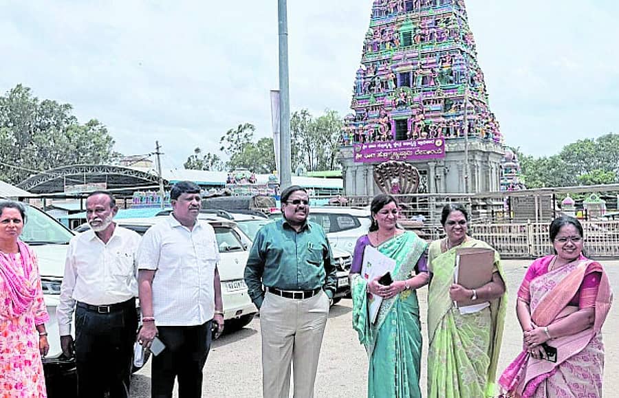 <div class="paragraphs"><p>ದೊಡ್ಡಬಳ್ಳಾಪುರ ತಾಲ್ಲೂಕು ಘಾಟಿ ಸುಬ್ರಹ್ಮಣ್ಯ ಕ್ಷೇತ್ರದಲ್ಲಿ ಕೈಗೊಳ್ಳುವ ಅಭಿವೃದ್ಧಿ ಕಾಮಗಾರಿಗಳ ಕುರಿತು ಲೋಕೋಪಯೋಗಿ ಇಲಾಖೆ ಅಧಿಕಾರಿಗಳು ಕ್ಷೇತ್ರಕ್ಕೆ ಭೇಟಿ ನೀಡಿ ಪರಿಶೀಲನೆ ನಡೆಸಿದರು</p></div>