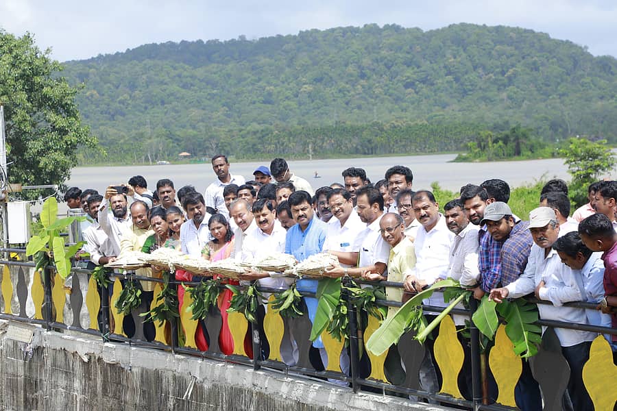 ಸಂಸದ ಬಿ.ವೈ.ರಾಘವೇಂದ್ರ ಹಾಗೂ ಶಾಸಕ ಆರಗ ಜ್ಞಾನೇಂದ್ರ ಜತೆಗೂಡಿ ಗುರುವಾರ ಗಾಜನೂರು ತುಂಗಾ ಜಲಾಶಯಕ್ಕೆ ಬಾಗಿನ ಅರ್ಪಿಸಿದರು