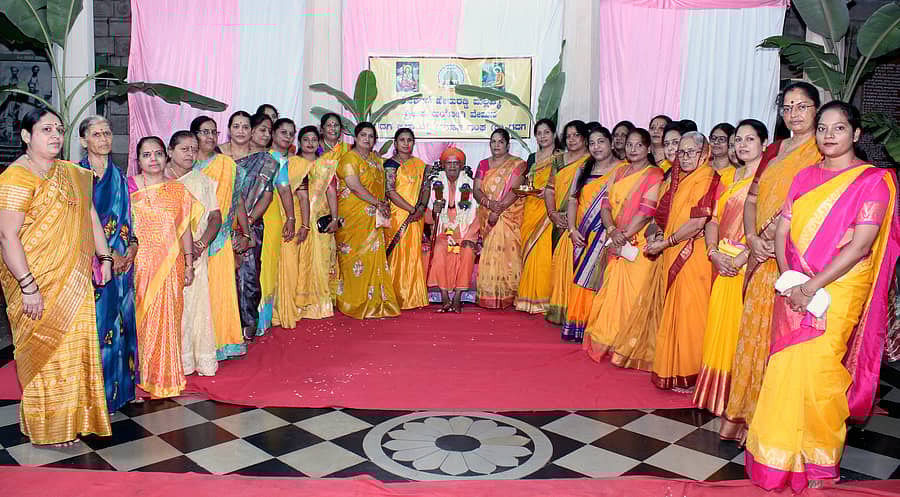 ಗುರುಪೂರ್ಣಿಮೆ ಅಂಗವಾಗಿ ಗದಗ ಜಿಲ್ಲಾ ರಡ್ಡಿ ಸಮಾಜದವರು ಶಿವಾನಂದ ಮಠದ ಅಭಿನವ ಶಿವಾನಂದ ಶ್ರೀಗಳಿಗೆ ಗುರುವಂದನೆ ಸಲ್ಲಿಸಿದರು