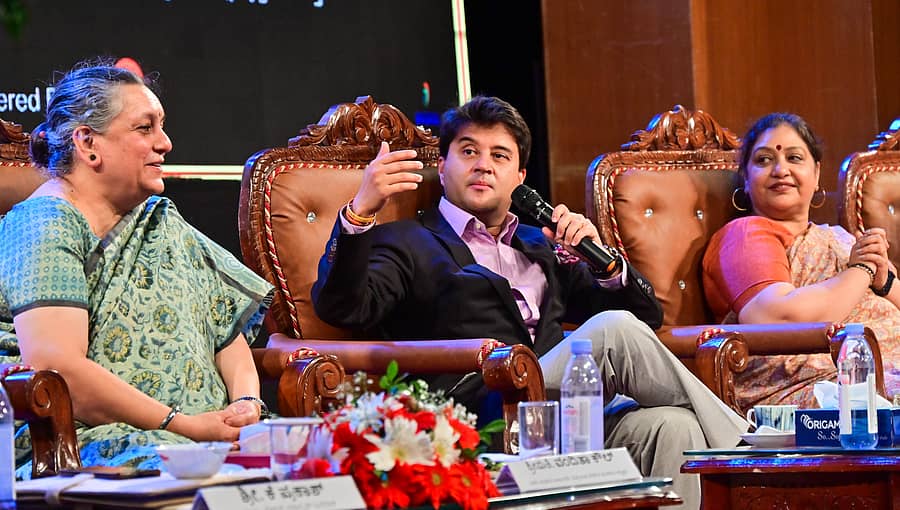 <div class="paragraphs"><p>ಗ್ರಾಮೀಣ ಡಾಕ್ ಸೇವಕರೊಂದಿಗೆ ಜೋತಿರಾದಿತ್ಯ ಸಿಂದಿಯಾ ಸಂವಾದ ನಡೆಸಿದರು. ವಂದಿತಾ ಕೌಲ್, ಮಂಜು ಕುಮಾರ್ ಉಪಸ್ಥಿತರಿದ್ದರು </p></div>