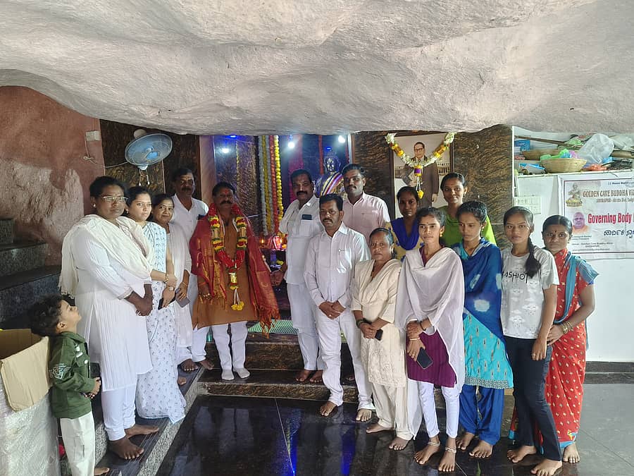 ಸುರಪುರದ ಗೋಲ್ಡನ್ ಕೇವ್ ಬುದ್ಧ ವಿಹಾರದಲ್ಲಿ ಗುರುವಾರ ಏರ್ಪಡಿಸಿದ್ದ ಗುರುಪೂರ್ಣಿಮೆ ಕಾರ್ಯಕ್ರಮದಲ್ಲಿ ರಮೇಶ ದೊರೆ ಆಲ್ದಾಳ ಅವರನ್ನು ಸನ್ಮಾನಿಸಲಾಯಿತು