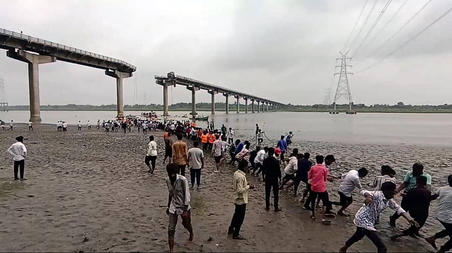 <div class="paragraphs"><p>ಗುಜರಾತ್ನ ವಡೋದರಾ ಜಿಲ್ಲೆಯ ಪಾದರಾ ಬಳಿಯ ‘ಗಂಭೀರ’ ಸೇತುವೆ ಕುಸಿತದಲ್ಲಿ ಮಹಿಸಾಗರ ನದಿಗೆ ಬಿದ್ದದ್ದ ವಾಹನಗಳನ್ನು ಸ್ಥಳೀಯರು ಹೊರಕ್ಕೆ ಎಳೆಯುವ ಪ್ರಯತ್ನ ನಡೆಸಿದರು</p></div>