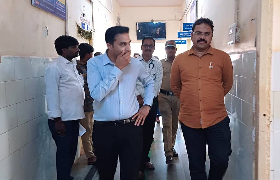 ಸಂಡೂರಿನ 100 ಹಾಸಿಗೆಗಳ ಸಾರ್ವಜನಿಕ ಆಸ್ಪತ್ರೆಗೆ ಜಿಲ್ಲಾ ಪಂಚಾಯಿತಿ ಮುಖ್ಯ ಕಾರ್ಯ ನಿರ್ವಹಣಾಧಿಕಾರಿ ಮೊಹಮ್ಮದ್ ಹ್ಯಾರಿಸ್ ಸುಮೈರ್ ಗುರುವಾರ ಭೇಟಿ ನೀಡಿ, ಪರಿಶೀಲಿಸಿದರು