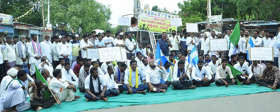 ಕಕ್ಕೇರಾದಲ್ಲಿ ಸಾಮೂಹಿಕ ಸಂಘಟನೆಗಳ ವೇದಿಕೆ ವತಿಯಿಂದ ವಾಲ್ಮೀಕಿ ವೃತ್ತದಲ್ಲಿ ಬೃಹತ್ ಪ್ರತಿಭಟನೆ ಮಾಡಲಾಯಿತು