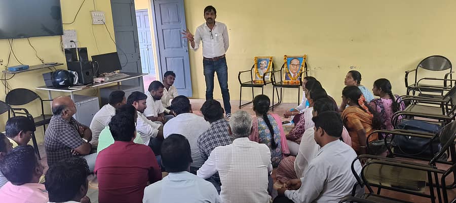 ರೋಣ ತಾಲ್ಲೂಕು ಪಂಚಾಯಿತಿ ಕಚೇರಿಯಲ್ಲಿ ನಡೆಯುತ್ತಿರುವ ಹೊರಗುತ್ತಿಗೆ ನೌಕರರ ಅಸಹಕಾರ ಚಳವಳಿ ಸ್ಥಳಕ್ಕೆ ಕಾರ್ಯನಿರ್ವಾಹಕ ಅಧಿಕಾರಿ ಚಂದ್ರಶೇಖರ ಕಂದಕೂರ ಭೇಟಿ ನೀಡಿ ಮಾತನಾಡಿದರು