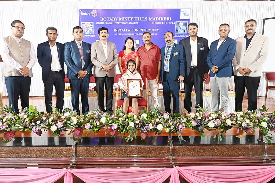 ಮಡಿಕೇರಿಯ ಕೊಡವ ಸಮಾಜ ಸಭಾಂಗಣದಲ್ಲಿ ರೋಟರಿ ಮಿಸ್ಟಿ ಹಿಲ್ಸ್‌ನ 2025-26 ನೇ ಸಾಲಿನ ಅಧ್ಯಕ್ಷರಾಗಿ ರತ್ನಾಕರ್ ರೈ ಮತ್ತು ಕಾರ್ಯದರ್ಶಿಯಾಗಿ ಕ್ಯಾರಿ ಕಾರ್ಯಪ್ಪ ಅವರ ಪದಗ್ರಹಣ ಸಮಾರಂಭದಲ್ಲಿ ಮದೆನಾಡಿನ ಯೋಗಪಟು ಬಾಲಕಿ ಸಿಂಚನಾ ಅವರನ್ನು ಗೌರವಿಸಲಾಯಿತು