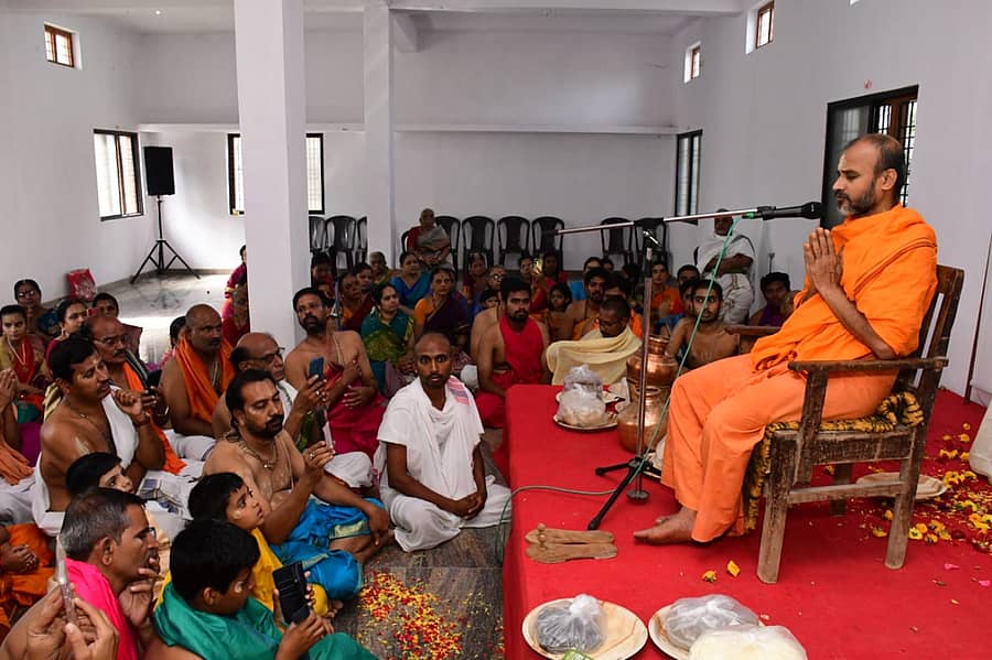 ಯಾದಗಿರಿ ನಗರದ ಉತ್ತರಾದಿಮಠ ರಾಘವೇಂದ್ರ ಸ್ವಾಮಿಗಳ ಪರಿಮಳ ಮಂಟಪದಲ್ಲಿ ಗುರುಪೂರ್ಣಿಮೆ ದಿನ ಅಂಗವಾಗಿ ಉತ್ತರಾದಿ ಮಠದ ಸತ್ಯಾತ್ಮತೀರ್ಥ ಶ್ರೀಗಳು ವಿಶೇಷ ಉಪನ್ಯಾಸ ನೀಡಿದರು