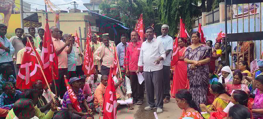 ಬಂಗಾರಪೇಟೆ ಪಟ್ಟಣದ ಬಿಎಸ್ಎನ್ಎಲ್ ಕಚೇರಿ ಮುಂದೆ ಕಾರ್ಮಿಕ ಸಂಘಟನೆಗಳ ಜಂಟಿ ಸಮಿತಿ ಸದಸ್ಯರು ಪ್ರತಿಭಟನೆ ನಡೆಸಿದರು